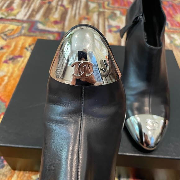 ๐บ๐๐บ Chanel Black Leather Booties with CC Logo Silver Toe Cap - Picture 2 of 10
